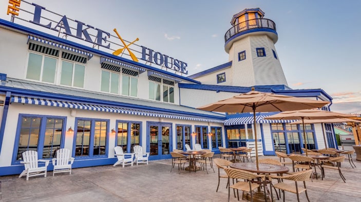 Exterior of Lake House Restaurant and Casino in Sylvan Beach, NY